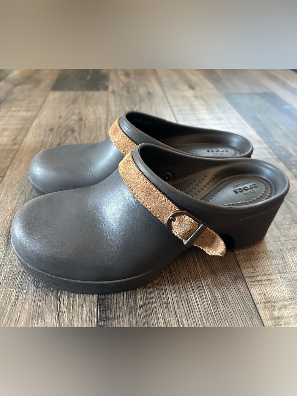 Crocs Womens Brown Sarah Clog Mules Dual Comfort Platform Suede Strap Size 7